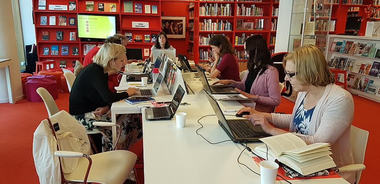 Wikimedia volunteers working on Wikipedia articles that address the gender gap, at the library of Atria, Amsterdam, 20 April 2018. Photo by Ciell, CC BY-SA 4.0