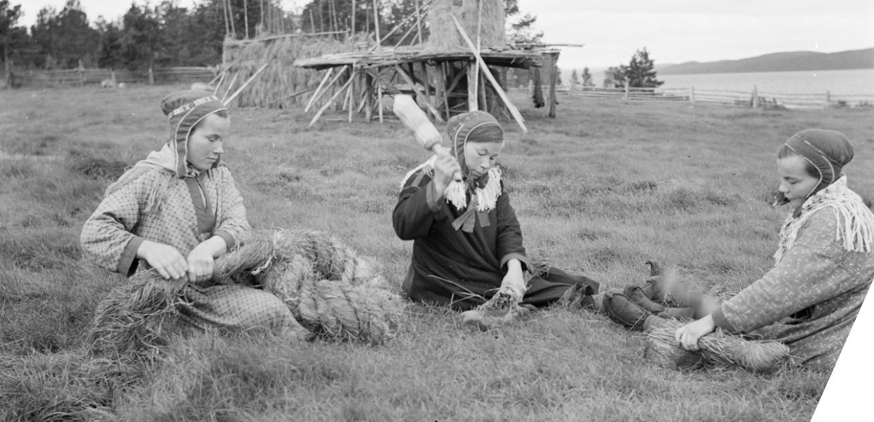 Sámi girls weaving shoe hay in Lusmaniemi, Inari